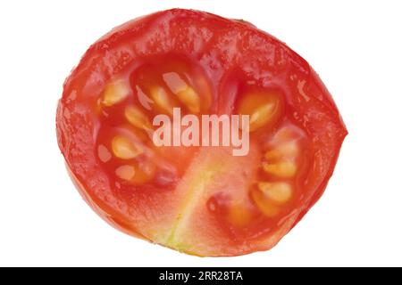 Querschnitt einer Cocktail-Tomate, Makroaufnahme, weißer Hintergrund Stockfoto