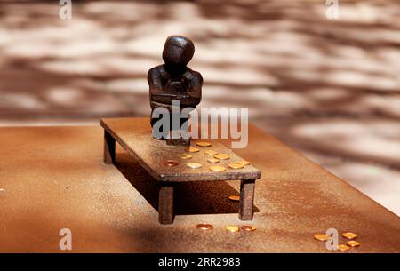 Stockholm, Schweden - 24. Mai 2023: Kleine niedliche Statue in der Altstadt namens Iron Boy Stockfoto