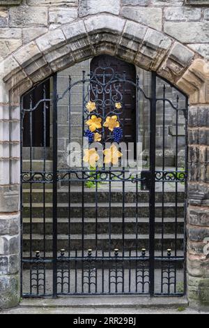 Eisenarbeiten in Form von goldenen Weinblättern und Reben an einer schmiedeeisernen Tür, St. Andrews, County Fife, Schottland, Großbritannien Stockfoto