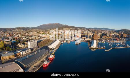 HOBART, TASMANIEN, 14. SEPTEMBER: Blick in Richtung Mt Wellington über den Kai und CBD in Hobart, Tasmanien, Australien am 14. September 2022 Stockfoto