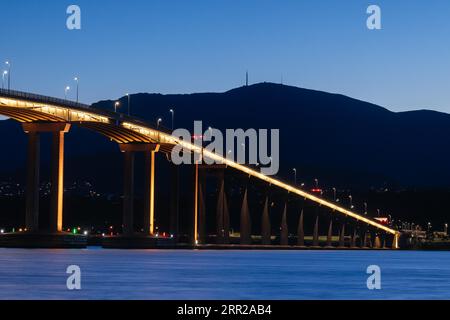 Die berühmte Tasman Bridge in der Abenddämmerung an einem klaren Frühlingsabend über den Derwent River im Zentrum von Hobart, Tasmanien, Australien. Schuss aus dem Clarence F Stockfoto