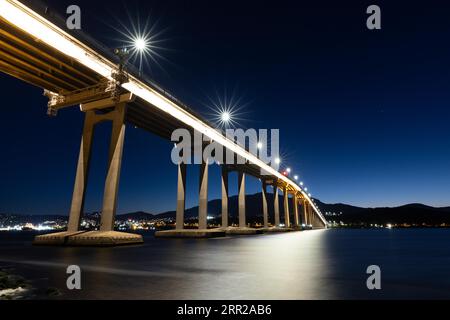 Die berühmte Tasman Bridge in der Abenddämmerung an einem klaren Frühlingsabend über den Derwent River im Zentrum von Hobart, Tasmanien, Australien. Schuss aus der Clarence Stockfoto