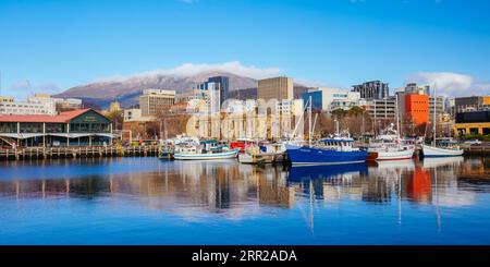 HOBART, TASMANIEN, 13. SEPTEMBER: Blick in Richtung Mt Wellington über Constitution Dock und CBD Area in Hobart, Tasmanien, Australien am 13. September 2022 Stockfoto