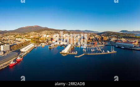 HOBART, TASMANIEN, 14. SEPTEMBER: Blick in Richtung Mt Wellington über den Kai und CBD in Hobart, Tasmanien, Australien am 14. September 2022 Stockfoto