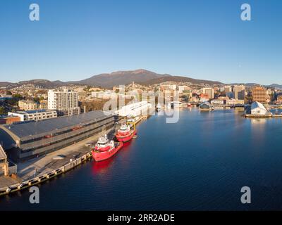 HOBART, TASMANIEN, 14. SEPTEMBER: Blick in Richtung Mt Wellington über den Kai und CBD in Hobart, Tasmanien, Australien am 14. September 2022 Stockfoto