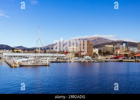 HOBART, TASMANIEN, 13. SEPTEMBER: Blick in Richtung Mt Wellington über Constitution Dock und CBD Area in Hobart, Tasmanien, Australien am 13. September 2022 Stockfoto