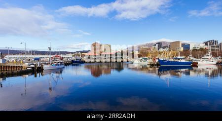 HOBART, TASMANIEN, 13. SEPTEMBER: Blick in Richtung Mt Wellington über Constitution Dock und CBD Area in Hobart, Tasmanien, Australien am 13. September 2022 Stockfoto