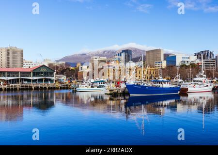 HOBART, TASMANIEN, 13. SEPTEMBER: Blick in Richtung Mt Wellington über Constitution Dock und CBD Area in Hobart, Tasmanien, Australien am 13. September 2022 Stockfoto