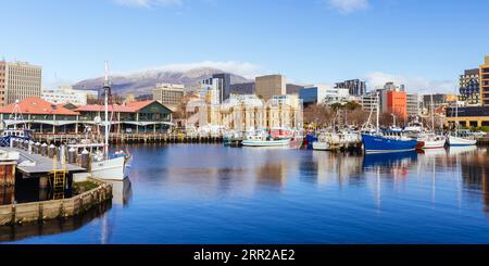 HOBART, TASMANIEN, 13. SEPTEMBER: Blick in Richtung Mt Wellington über Constitution Dock und CBD Area in Hobart, Tasmanien, Australien am 13. September 2022 Stockfoto