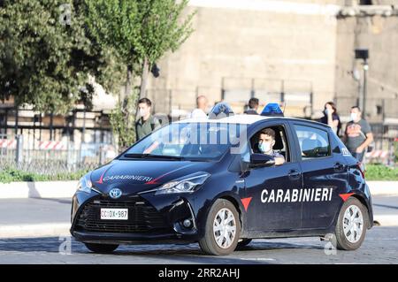 201007 -- ROM, 7. Oktober 2020 -- Carabinieri-Mitglieder patrouillieren an überfüllten Orten, um Menschen daran zu erinnern, Gesichtsmasken in Rom, Italien, 6. Oktober 2020 zu tragen. Fünf südliche Regionen Italiens haben obligatorische Maskengesetze eingeführt, auch für Menschen in Freiräumen. Und die Regierung hat angekündigt, dass der nationale Ausnahmezustand, der erstmals am 31. Januar in Kraft gesetzt wurde, zumindest bis zu seinem einjährigen Jahrestag verlängert wird. ITALIEN-ROM-NATIONALER STAAT DER NOTVERLÄNGERUNG CHENGXTINGTING PUBLICATIONXNOTXINXCHN Stockfoto