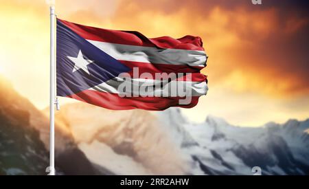 Flagge von Puerto Rico auf einem Fahnenmast vor einem bunten Himmel Stockfoto