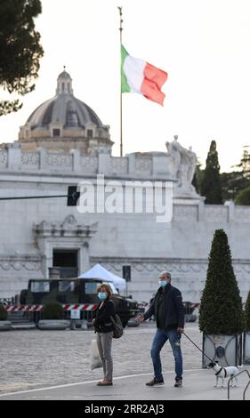 201007 -- ROM, 7. Oktober 2020 -- Menschen mit Gesichtsmasken gehen auf der Piazza Venezia in Rom, Italien, 6. Oktober 2020. Fünf südliche Regionen Italiens haben obligatorische Maskengesetze eingeführt, auch für Menschen in Freiräumen. Und die Regierung hat angekündigt, dass der nationale Ausnahmezustand, der erstmals am 31. Januar in Kraft gesetzt wurde, zumindest bis zu seinem einjährigen Jahrestag verlängert wird. ITALIEN-ROM-NATIONALER STAAT DER NOTVERLÄNGERUNG CHENGXTINGTING PUBLICATIONXNOTXINXCHN Stockfoto