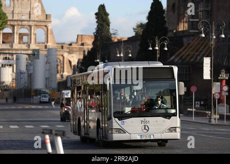 201007 -- ROM, 7. Oktober 2020 -- Ein Busfahrer, Der eine Gesichtsmaske trägt, arbeitet in Rom, Italien, 6. Oktober 2020. Fünf südliche Regionen Italiens haben obligatorische Maskengesetze eingeführt, auch für Menschen in Freiräumen. Und die Regierung hat angekündigt, dass der nationale Ausnahmezustand, der erstmals am 31. Januar in Kraft gesetzt wurde, zumindest bis zu seinem einjährigen Jahrestag verlängert wird. ITALIEN-ROM-NATIONALER STAAT DER NOTVERLÄNGERUNG CHENGXTINGTING PUBLICATIONXNOTXINXCHN Stockfoto