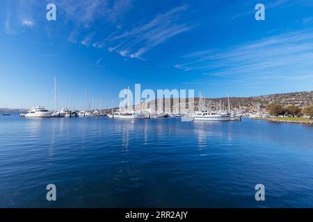 HOBART, AUSTRALIEN, 15. SEPTEMBER 2022: Ein Blick in Richtung Sandy Bay vom Errol Flynn Reserve an einem Frühlingsmorgen in Battery Point, Hobart, Tasmanien Stockfoto