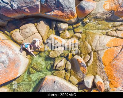 Die berühmten Flechten bedeckten Felsen und das türkisfarbene Ozeanwasser in der Bay of Fires, aufgenommen als Luftbild in der Nähe von Binalong Bay, Tasmanien, Australien Stockfoto