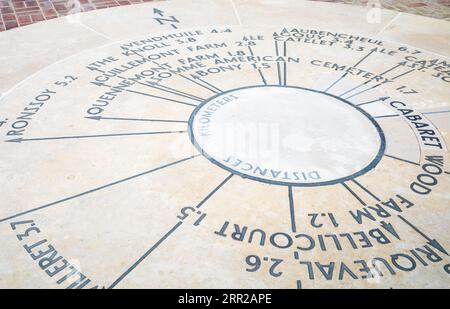 Die Orientierungstabelle zeigt Orte des 1. Weltkriegs auf einer Terrasse auf der Rückseite des Bellicourt American Monument, in der Nähe von St. Quentin in Aisne, Frankreich. Stockfoto