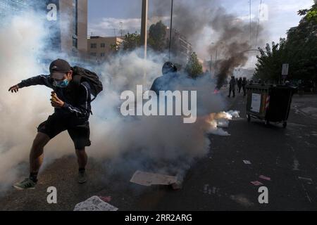 201007 -- ATHEN, 7. Oktober 2020 -- Demonstranten stoßen am 7. Oktober 2020 in Athen, Griechenland, auf die Polizei. Ein griechisches Gericht urteilte am Mittwoch, dass die Führung und die Mitglieder der ultrarechten Partei Golden Dawn GD-Chryssi Avghi auf Griechisch, der drittgrößten politischen Partei im parlament bis zum letzten Jahr, schuldig seien, als kriminelle Organisation tätig zu sein, berichtete der griechische nationale Sender ERT. GRIECHENLAND-ATHEN-GOLDENER MORGENGRAUEN-PROZESS-ZUSAMMENSTÖSSE MARIOSXLOLOS PUBLICATIONXNOTXINXCHN Stockfoto