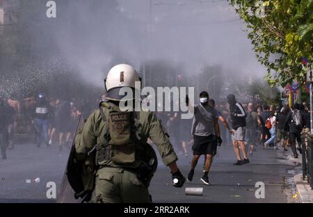 201007 -- ATHEN, 7. Oktober 2020 -- Demonstranten stoßen am 7. Oktober 2020 in Athen, Griechenland, auf die Polizei. Ein griechisches Gericht urteilte am Mittwoch, dass die Führung und die Mitglieder der ultrarechten Partei Golden Dawn GD-Chryssi Avghi auf Griechisch, der drittgrößten politischen Partei im parlament bis zum letzten Jahr, schuldig seien, als kriminelle Organisation tätig zu sein, berichtete der griechische nationale Sender ERT. GRIECHENLAND-ATHEN-GOLDENER MORGENGRAUEN-PROZESS-ZUSAMMENSTÖSSE MARIOSXLOLOS PUBLICATIONXNOTXINXCHN Stockfoto