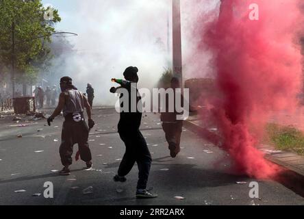 201007 -- ATHEN, 7. Oktober 2020 -- Demonstranten stoßen am 7. Oktober 2020 in Athen, Griechenland, auf die Polizei. Ein griechisches Gericht urteilte am Mittwoch, dass die Führung und die Mitglieder der ultrarechten Partei Golden Dawn GD-Chryssi Avghi auf Griechisch, der drittgrößten politischen Partei im parlament bis zum letzten Jahr, schuldig seien, als kriminelle Organisation tätig zu sein, berichtete der griechische nationale Sender ERT. GRIECHENLAND-ATHEN-GOLDENER MORGENGRAUEN-PROZESS-ZUSAMMENSTÖSSE MARIOSXLOLOS PUBLICATIONXNOTXINXCHN Stockfoto