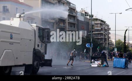 201007 -- ATHEN, 7. Oktober 2020 -- Demonstranten stoßen am 7. Oktober 2020 in Athen, Griechenland, auf die Polizei. Ein griechisches Gericht urteilte am Mittwoch, dass die Führung und die Mitglieder der ultrarechten Partei Golden Dawn GD-Chryssi Avghi auf Griechisch, der drittgrößten politischen Partei im parlament bis zum letzten Jahr, schuldig seien, als kriminelle Organisation tätig zu sein, berichtete der griechische nationale Sender ERT. GRIECHENLAND-ATHEN-GOLDENER MORGENGRAUEN-PROZESS-ZUSAMMENSTÖSSE MARIOSXLOLOS PUBLICATIONXNOTXINXCHN Stockfoto