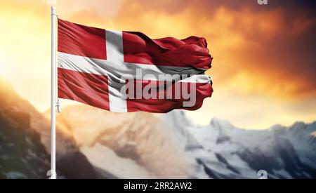 Flagge von Dänemark auf einem Fahnenmast vor einem bunten Himmel Stockfoto