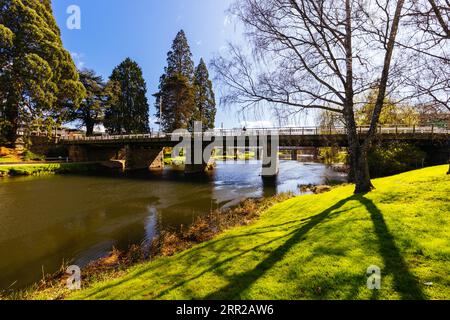 DELORAINE, AUSTRALIEN, 12. SEPTEMBER 2022: Die ländliche historische Stadt Deloraine an einem kalten Frühlingstag in der Nähe von Launceston in Tasmanien, Australien Stockfoto