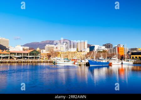 HOBART, TASMANIEN, 14. SEPTEMBER: Blick in Richtung Mt Wellington über Constitution Dock und CBD Area in Hobart, Tasmanien, Australien am 14. September 2022 Stockfoto