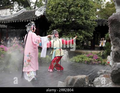 201008 -- PEKING, 8. Oktober 2020 -- Schauspielerinnen spielen chinesisches Kunqu-Meisterwerk der Pfingstrose-Pavillon im Lingering Garden in Suzhou, Ostchinesische Provinz Jiangsu, 7. Oktober 2020. Foto von /Xinhua XINHUA FOTOS DES TAGES HangxXingwei PUBLICATIONxNOTxINxCHN Stockfoto