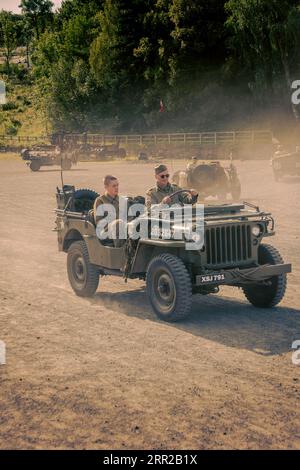 Konvoi von Militärfahrzeugen auf einer staubigen Straße. Stockfoto