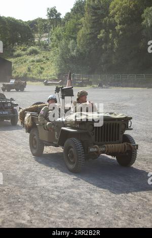Konvoi von Militärfahrzeugen auf einer staubigen Straße. Stockfoto