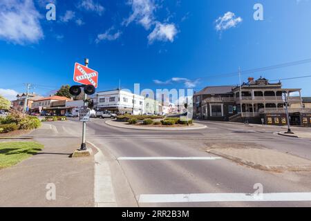 DELORAINE, AUSTRALIEN, 12. SEPTEMBER 2022: Die ländliche historische Stadt Deloraine an einem kalten Frühlingstag in der Nähe von Launceston in Tasmanien, Australien Stockfoto