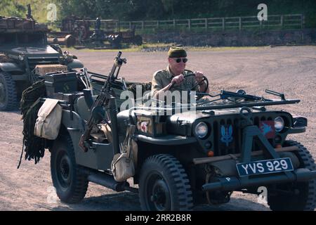 Konvoi von Militärfahrzeugen auf einer staubigen Straße. Stockfoto