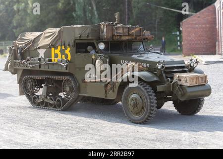 Konvoi von Militärfahrzeugen auf einer staubigen Straße. Stockfoto
