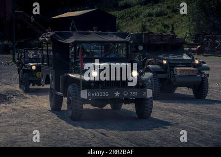 Konvoi von Militärfahrzeugen auf einer staubigen Straße. Stockfoto