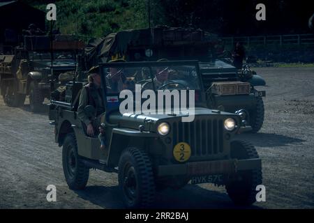 Konvoi von Militärfahrzeugen auf einer staubigen Straße. Stockfoto