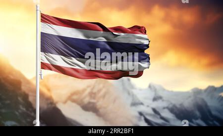 Flagge von Thailand auf einem Fahnenmast vor einem bunten Himmel Stockfoto