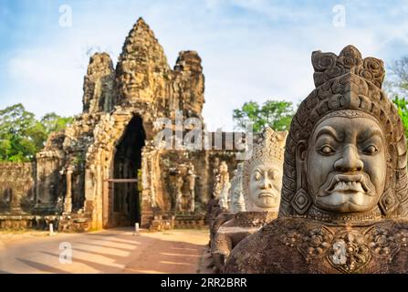 Das südliche Tor nach Angkor Thom in Kambodscha ist gesäumt von Kriegern und Dämonen, Siem Reap. Tor zum antiken Tempel Angkor Thom von Angkor Wat, Siem Reap, Cambo Stockfoto