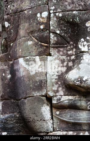 Riesige Steinwand des alten Bayon-Tempels. Die Steinwand des khmer-Königs an der Wand des Bayon-Tempels, Angkor Thom, Siem Reap, Kambodscha. Stockfoto