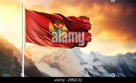 Flagge von Montenegro auf einem Fahnenmast vor einem bunten Himmel Stockfoto