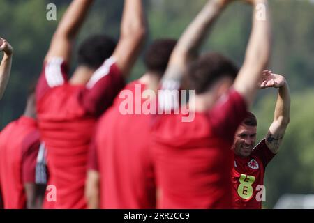 Cardiff, Großbritannien. September 2023. Aaron Ramsey aus Wales dehnt sich während des Trainings der walisischen Fußballmannschaft am Mittwoch, den 6. September 2023, in Hensol, Vale of Glamorgan in Südwales aus. pic by Andrew Orchard/Andrew Orchard Sports Photography/Alamy Live News Credit: Andrew Orchard Sports Photography/Alamy Live News Stockfoto