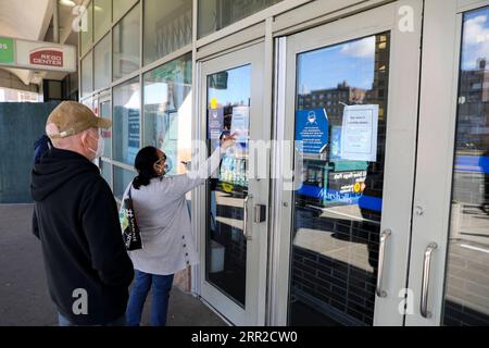 201008 -- NEW YORK, 8. Oktober 2020 -- die Leute lasen am 8. Oktober 2020 einen Schließungsbescheid an der Tür eines Kaufhauses im Rego Park of Queens, einem COVID-19-Hotspot in New York, den Vereinigten Staaten. Die jüngste Coronavirus-Positivitätsrate in den 20 Hotspots-Postleitzahlen in Queens, Brooklyn, Orange und Rockland County im Bundesstaat New York betrug 5,8 Prozent, mehr als das Fünffache der landesweiten Positivitätsrate ohne diese Postleitzahlen, die bei 1,01 Prozent lagen, twitterte Gouverneur Andrew Cuomo am Donnerstag. Die Schließung nicht unbedingt notwendiger Unternehmen, Schulen und gesellschaftlicher Zusammenkünfte in diesen Krisengebieten ist gra Stockfoto