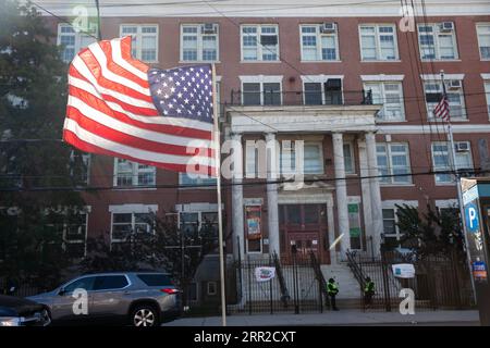 201008 -- NEW YORK, 8. Oktober 2020 -- Eine US-Flagge fliegt am 8. Oktober 2020 vor einer geschlossenen öffentlichen Schule im Viertel Gravesend, einem COVID-19-Hotspot in Brooklyn in New York, USA. Die jüngste Coronavirus-Positivitätsrate in den 20 Hotspots-Postleitzahlen in Queens, Brooklyn, Orange und Rockland County im Bundesstaat New York betrug 5,8 Prozent, mehr als das Fünffache der landesweiten Positivitätsrate ohne diese Postleitzahlen, die bei 1,01 Prozent lagen, twitterte Gouverneur Andrew Cuomo am Donnerstag. Betriebsschließungen nicht notwendiger Unternehmen, Schulen und sozialer Zusammenkünfte in diesen Krisengebieten ha Stockfoto