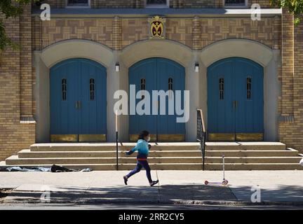 201008 -- NEW YORK, 8. Oktober 2020 -- Ein Kind läuft am 8. Oktober 2020 an einer Kirche in einem COVID-19-Hotspot in Queens in New York, USA vorbei. Die jüngste Coronavirus-Positivitätsrate in den 20 Hotspots-Postleitzahlen in Queens, Brooklyn, Orange und Rockland County im Bundesstaat New York betrug 5,8 Prozent, mehr als das Fünffache der landesweiten Positivitätsrate ohne diese Postleitzahlen, die bei 1,01 Prozent lagen, twitterte Gouverneur Andrew Cuomo am Donnerstag. In dieser Woche haben die Stilllegungen nicht unbedingt notwendiger Unternehmen, Schulen und gesellschaftlicher Zusammenkünfte in diesen Krisengebieten schrittweise unter Anleitung Wirkung genommen Stockfoto