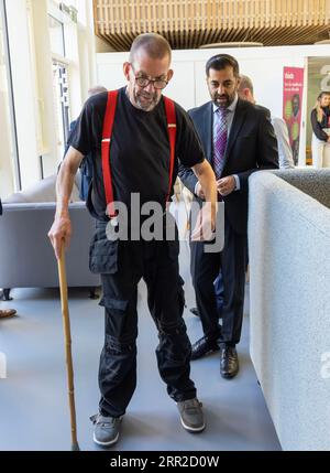 Der erste Minister Humza Yousaf trifft den Berater Anaesthetist Ewan ...