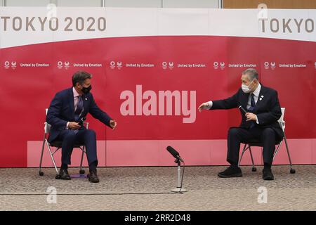 201009 -- PEKING, 9. Oktober 2020 -- Weltathletik-Präsident Sebastian Coe L und Tokio Organisationskomitee der Olympischen und Paralympischen Spiele Tokio 2020 Präsident Yoshiro Mori reagieren vor dem Treffen in Chuo City, Tokio, Japan, 8. Oktober 2020. XINHUA FOTOS DES TAGES DuxXiaoyi PUBLICATIONxNOTxINxCHN Stockfoto