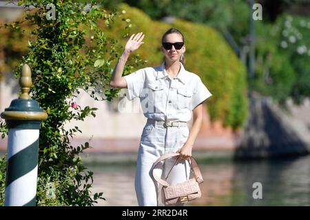 Venedig Lido, Italien. September 2023. Martina Strazzer kommt zum Venedig Cinema Festival 80 am Hafen des Hotel Excelsior an. Quelle: SOPA Images Limited/Alamy Live News Stockfoto