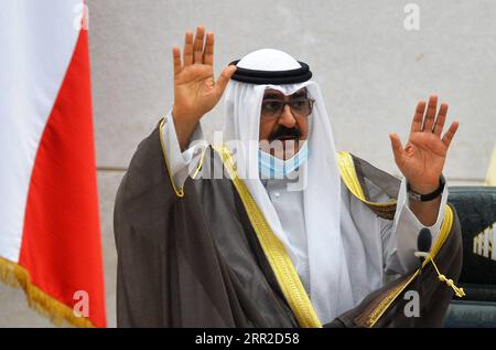 201009 -- PEKING, 9. Oktober 2020 -- Scheich Mishal Al-Ahmad Al-Jaber Al-Sabah schwört vor der kuwaitischen Nationalversammlung als Kronprinz in Kuwait-Stadt, Kuwait, 8. Oktober 2020. das parlament der kuwaitischen Nationalversammlung genehmigte Scheich Mishal Al-Ahmad Al-Jaber Al-Sabah als Kronprinzen, berichtete die Kuwait News Agency am Donnerstag. FOTOS DES TAGES Xinhua PUBLICATIONxNOTxINxCHN Stockfoto