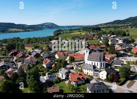 Drohnenschuss, Zell am Moos am Irrsee, Salzkammergut, Oberösterreich, Österreich Stockfoto