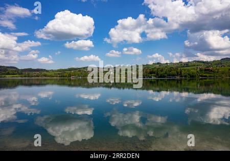 (Cumulus) Wolken spiegeln sich im Irrsee, Zell am Moos, Salzkammergut, Oberösterreich, Österreich Stockfoto