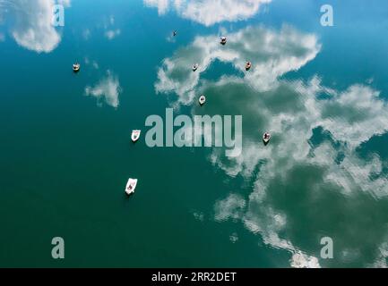 Drohnenaufnahme, Panoramaaufnahme, im Wasser schwimmende Wolken mit Fischerbooten am Irrsee, Zell am Moos, Salzkammergut, Oberösterreich, Österreich Stockfoto